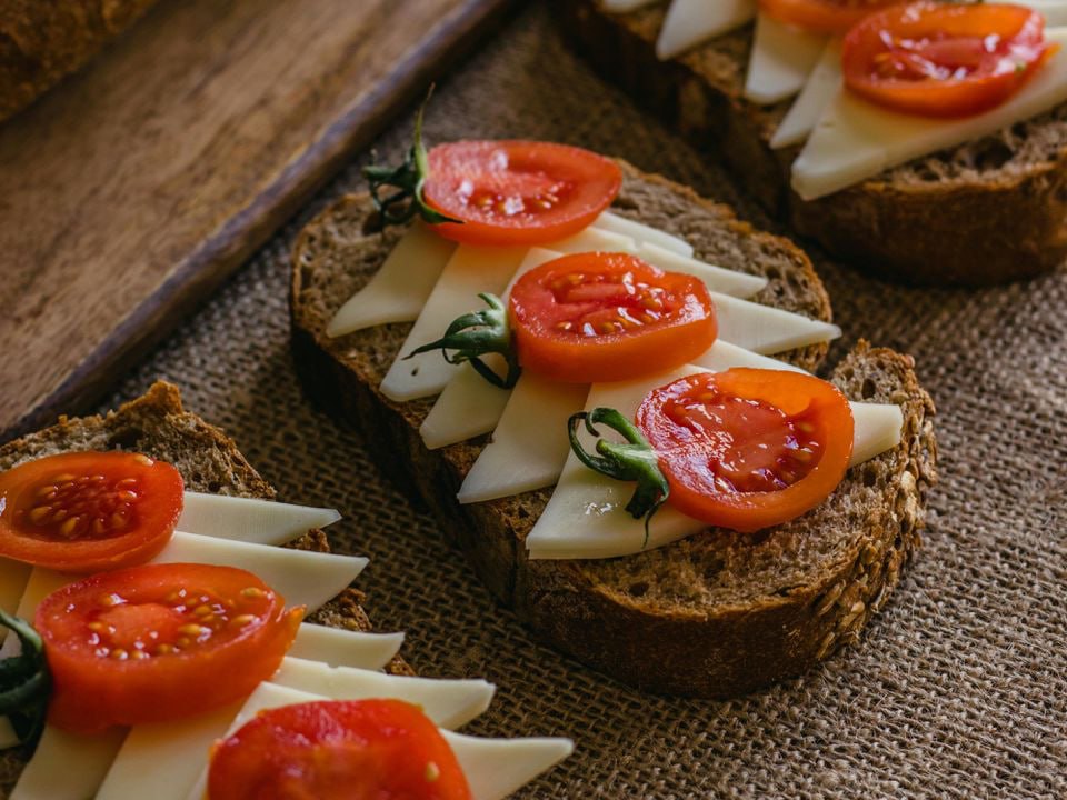 Daži veselīgi pārtikas produkti, kas bojā miegu: no kādiem pārtikas produktiem jāizvairās vakarā